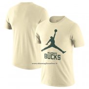 Maglia Manica Corta Milwaukee Bucks Essential Jumpman Crema