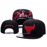 Cappellino Chicago Bulls Mitchell & Ness Rosso Nero2